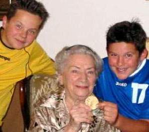 [Ottilie Grote-Fleischer kurz vor ihrem Tode 2005 mit ihren beiden Urenkeln und ihrer Goldmedaille, die sie irgendwie ber den Krieg gerettet hat]
